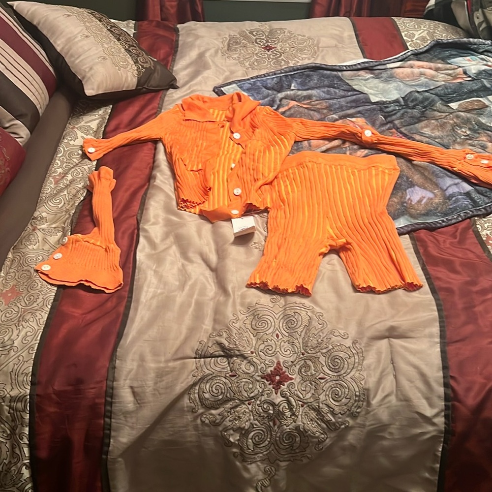 🆕Orange Do My Self 2 piece short outfit with detachable sleeves size large